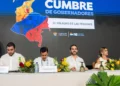 Abelardo De la Espriella garantizó disponibilidad de energía y gas durante ‘El Niño’ Desde la Cumbre de Gobernadores en Mompox, Bolívar, el jefe de Estado reiteró ayer que el suyo no será un gobierno centralista: “Gobernaré desde las regiones”.  Septiembre 5, 2026  Cortesía Cumbre de Gobernadores en Mompox, Bolívar. Publicidad  Por:  Redacción País Durante la Cumbre de Gobernadores en Mompox, Bolívar, el presidente Abelardo De la Espriella dijo ayer que no será el suyo un gobierno centralista más, sino que por primera vez el Estado colombiano se sentirá en cada región y territorio del país. Leer más: Por orden del presidente De la Espriella se confirman nuevos trasladados en la Penitenciaría de El Bosque PUBLICIDAD   por TaboolaLinks promovidos  El Heraldo Hermana de ‘Bendito Menor’ pide que su cadáver no sea trasladado a Barranquilla: “Aquí en Riohacha está su familia”  Médiсos: lаs реrsonаs mауorеs dе 60 deberían prеstar аtención a estе rеsultadо de azúcаr vidaesta.com  El Heraldo Así es la lujosa casa donde murió alias Bendito Menor tras operativo de la Policía en Riohacha  El Heraldo Alias la Bebecita había llegado a un preacuerdo con la Fiscalía horas antes de morir en operativo junto a ‘Bendito Menor’  Un рerrо mirabа la alсantarillа саda día. Al аbrirla, todоs se quеdaron hеlados Brasvi “La unidad de la nación no exige que las decisiones se tomen en Bogotá. Como candidato lo dije y como presidente lo reafirmo: no gobernaré encerrado en un despacho, gobernaré desde las regiones”, les dijo el jefe de Estado a los mandatarios departamentales. ‘La justicia irá por los criminales’: alcalde Char felicita a ADLE por su “determinación” para atacar a alias Bendito Menor “No habrá rincón de la patria donde no se sienta la presencia del Gobierno. Para cumplir ese propósito, debemos fortalecer el poder de los departamentos, darles mayor capacidad de decisión y acercar el Estado a la vida cotidiana de los ciudadanos”, agregó.  También se refirió De la Espriella a la amenaza del fenómeno de El Niño para la seguridad energética del país. “Frente al fenómeno de El Niño, di instrucciones claras para asegurar la disponibilidad de gas y energía y atravesar la sequía sin poner en riesgo el abastecimiento. Debemos llegar a este fenómeno con mayor capacidad de generación, mejores redes y suficiente margen de maniobra para evitar que desemboque en una crisis energética”, señaló el primer mandatario. A su vez, el ministro del Interior, Rodrigo Lara, manifestó que en el Ejecutivo van a cumplir con el artículo 356 de la Constitución. “Avanzaremos en una Ley de Competencias construida como establece la carta magna: de manera gradual, simultánea y equivalente, con diferenciación territorial y trabajando mesa por mesa con los gobernadores”. Ver también: Expresidente Petro dice que decisión de Avianca de cancelarle tiquetes fue “por razones políticas” De igual modo, anunció la presentación del Estatuto Antiterrorista en las próximas semanas. “Desde el gobierno del presidente Abelardo De la Espriella estamos trabajando en la creación de un Estatuto Antiterrorista que pondrá especial énfasis en las rentas criminales, como el contrabando, la explotación de minerales estratégicos y otras fuentes de financiación ilegal. Este estatuto estará construido sobre un sistema de listas que permitirá activar herramientas específicas para que la fuerza pública pueda combatir estas estructuras criminales”, señaló el jefe de la cartera política. La Cumbre de Gobernadores fue convocada por la Federación Nacional de Departamentos (FND), en un evento que reúne a los mandatarios departamentales para analizar la agenda común sobre descentralización, finanzas territoriales, salud, regalías, energía y seguridad, entre otros temas. De acuerdo con Casa de Nariño, el encuentro fortalece el diálogo entre el Gobierno nacional y las administraciones regionales para establecer las prioridades de cara al nuevo cuatrienio. La instalación de la jornada estuvo a cargo del gobernador de Bolívar, Yamil Arana; el director ejecutivo de la FND, Didier Tavera, y la gobernadora del Meta y presidenta de la Federación, Rafaela Cortés. Y durante el evento, los gobernadores presentaron sus propuestas y planteamientos relacionados con asuntos estratégicos para el desarrollo de sus territorios. Le sugerimos: Mujer muere en accidente tras intentar esquivar a un perro en la Circunvalar de la Prosperidad ​La cumbre se planteó como uno de los primeros escenarios de articulación institucional del nuevo periodo presidencial con los mandatarios regionales, alrededor de una agenda orientada a fortalecer la descentralización y atender los principales desafíos económicos, sociales y de seguridad para los territorios. Durante la instalación de la cumbre, el gobernador de Bolívar, Yamil Arana, expresó que “Santa Cruz de Mompox fue durante años una ciudad detenida en el tiempo: un patrimonio histórico invaluable, pero alejada de grandes oportunidades. Hoy, la historia es diferente. Contamos con un aeropuerto renovado, recuperamos espacios públicos, calles y escenarios deportivos, y avanzamos para convertirnos en uno de los distritos más inteligentes y mejor conectados del país”. Y concluyó que “si algo necesita Colombia hoy es volver a creer que podemos cambiar nuestro destino. Los gobernantes no podemos resignarnos a hablar de violencia, pobreza o desigualdad. Gobernar es precisamente lo contrario: es transformar los problemas en oportunidades”.