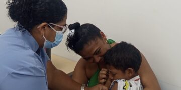 Barranquilla inicia vacunación gratuita contra el dengue para niños de 9 años en la red pública y EPS