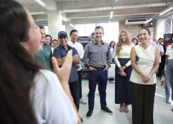 Alcaldía de Barranquilla consolida la estrategia ‘+Educación +Innovación’ junto al sector privado para formar a más de 13.300 estudiantes en tecnología e Inteligencia Artificial