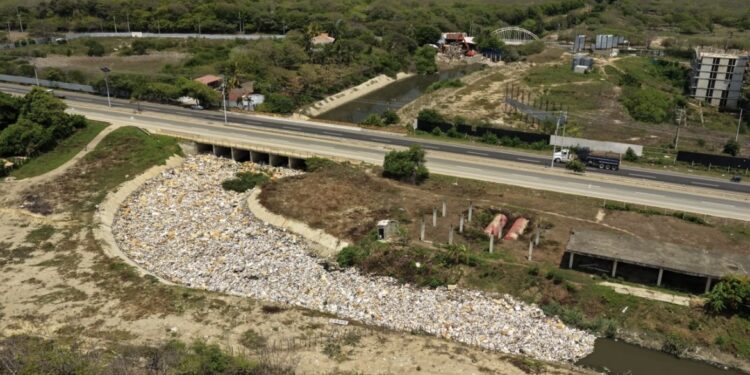 Alcaldía de Barranquilla refuerza control ambiental e impone severas sanciones contra el arrojo ilegal de basuras en arroyos y cauces hídricos