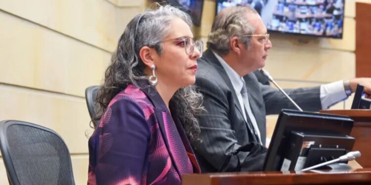 Veeduría ciudadana radica denuncia penal contra María José Pizarro ante la Fiscalía por el entramado de corrupción de la UNGRD