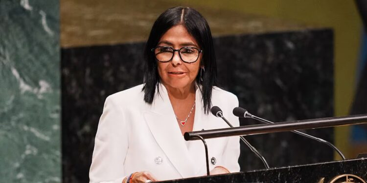 El senador estadounidense Rick Scott arremete contra Delcy Rodríguez y exige mantener el cerco diplomático y judicial contra la dictadura venezolana
