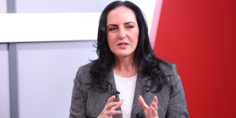 María Fernanda Cabal cuestiona la inacción institucional ante la vulneración de derechos de menores en comunidades indígenas