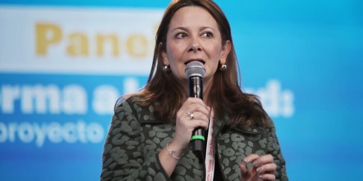Audio sobre presuntas coimas salpica a exfuncionarios de Petro y lleva a la ministra de Salud a denunciar ante la Fiscalía