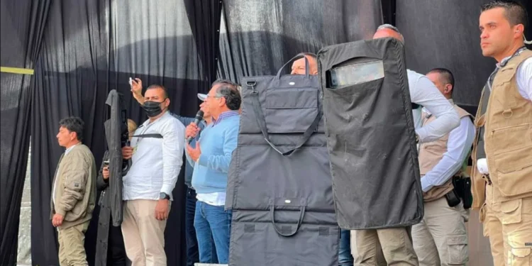 Decenas de policías que protegían a Gustavo Petro fueron trasladados a zonas críticas de seguridad