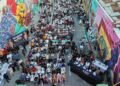 Con ‘Talento de Barrio’ queremos ver a nuestros artistas creciendo y cumpliendo sus sueños: alcalde Char Este viernes 25 de septiembre se realizará la final de la primera temporada de ‘Talento de Barrio’. Las inscripciones para la segunda temporada están abiertas hasta el 2 de octubre. El programa, que impulsa y proyecta el talento musical de Barranquilla, regresa con una apuesta renovada que incorpora jurados de talla internacional, amplía el número de artistas seleccionados y aumenta los escenarios de participación y circulación. Este viernes 25 de septiembre, desde las 6:00 p.m., en el Pabellón de Cristal, en el Gran Malecón, 9 jóvenes subirán al escenario para cerrar con broche de oro la primera temporada de ‘Talento de Barrio’ y elegir al artista ganador de este ciclo. Y mientras unos celebran el sueño cumplido de llegar a la final, otros ya pueden empezar a soñar el suyo. Por eso, el alcalde Alejandro Char y el productor musical Dímelo King, aliado estratégico de este proyecto, invitan a los artistas locales a inscribirse en la segunda temporada, hasta el 2 de octubre, una oportunidad para que más talentos de la ciudad encuentren en la música su camino hacia el futuro. “A nuestros artistas los queremos ver creciendo y cumpliendo sus sueños”, expresó el mandatario distrital, destacando el compromiso de su Administración con la generación de oportunidades para quienes encuentran en la música una manera de construir futuro y abrirse camino en dicha industria. Como artistas invitados al show de cierre de esta primera temporada estarán Rayo y Toby, junto a Lil Silvio y El Vega, quienes acompañarán la jornada bajo el lema “¡Que suene tu flow!”. La segunda temporada ya tiene abiertas sus inscripciones Para la segunda edición, el proyecto mantiene la participación de jurados de reconocida trayectoria nacional que acompañaron el proceso desde su primera temporada e incorpora como una de sus principales novedades la participación de jurados de talla internacional, fortaleciendo así el nivel de evaluación y acercando a los artistas barranquilleros a referentes de la industria musical. De igual manera, se amplía el número de artistas seleccionados en las diferentes etapas y aumentan los espacios y eventos públicos en los que los participantes podrán demostrar su talento frente a jurados especializados y público general. Podrán participar artistas intérpretes vocales o solistas individuales, entre los 18 y 59 años cumplidos al momento del registro, que residan en Barranquilla. La convocatoria está abierta a todos los géneros musicales, incluyendo salsa, merengue, vallenato, champeta, música urbana, pop, etc. Para postularse, los interesados deberán diligenciar el formulario de inscripción, hasta el 2 de octubre, en el siguiente enlace: tinyurl.com/Talentodebarrio2 y presentar un video con acceso público, en el que interpreten una canción propia o un cover. El video puede realizarse a capela, con música instrumental, en estudio o bajo el formato que el artista prefiera. Lo fundamental es que el participante pueda ser apreciado interpretando su propuesta musical. El enlace podrá corresponder a plataformas como YouTube, Instagram, Facebook, Drive u otra nube, siempre que sea de acceso público y pueda ser visualizado sin restricciones por parte de los jurados. Oportunidades para los mejores En esta segunda temporada de ‘Talento de Barrio’ serán seleccionados inicialmente 125 artistas, 25 por cada localidad, quienes tendrán acceso a una experiencia integral que combina formación, relacionamiento, circulación y demostración de talento. Los seleccionados participarán en un espacio presencial de networking, que les permitirá conectarse con productores musicales, gestores culturales, promotores, asesores legales y otros actores clave del ecosistema musical. También tendrán acceso a masterclasses especializadas para el fortalecimiento de sus proyectos musicales, así como a sesiones de inspiración y relacionamiento con agentes de la industria musical, entre ellos artistas, productores, representantes de disqueras y otros profesionales del sector. El proceso contempla además espacios de demostración de talento en vivo, en los que los participantes podrán presentar sus propuestas ante jurados especializados y público general. La primera temporada de ‘Talento de Barrio’ contó con la participación de 500 inscritos y 100 seleccionados de las diferentes localidades de Barranquilla. Este viernes, en la final, el ganador de la primera temporada podrá obtener: Producción de un videoclip musical de la canción grabada en el marco del proyecto. Gira promocional en medios distritales para promocionar su canción, videoclip y proyecto musical. La apuesta de este proyecto es seguir llevando la cultura y las oportunidades a los territorios, para que cada vez más artistas conviertan su talento en un proyecto de vida. “Que la cultura siga llegando a cada rincón de Barranquilla”, expresó el alcalde Alejandro Char al invitar a los artistas de la ciudad a hacer parte de esta nueva convocatoria.