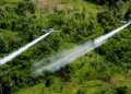 Autorizan polémico piloto de fumigación aérea contra cultivos ilícitos en Colombia