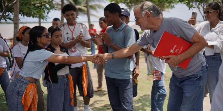 Gobernador Verano lideró jornada de inmersión en inglés con 200 estudiantes del sur del Atlántico