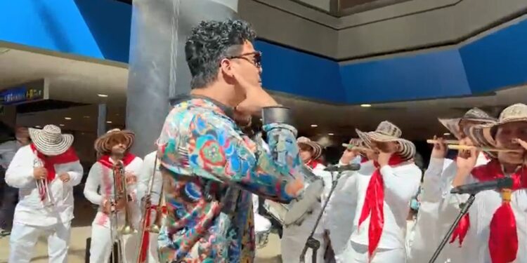 Entre flautas de millo y goce carnavalero, así se vivió el vuelo promocional Barranquilla-Madrid