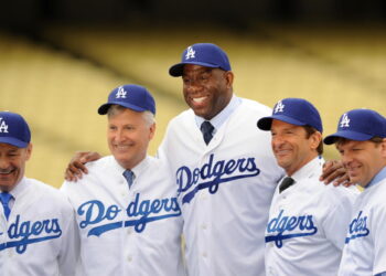 Escándalo financiero de Mark Walter salpica a Magic Johnson