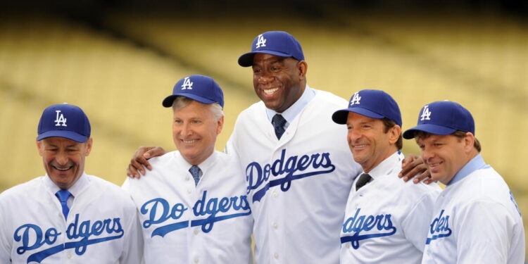 Escándalo financiero de Mark Walter salpica a Magic Johnson