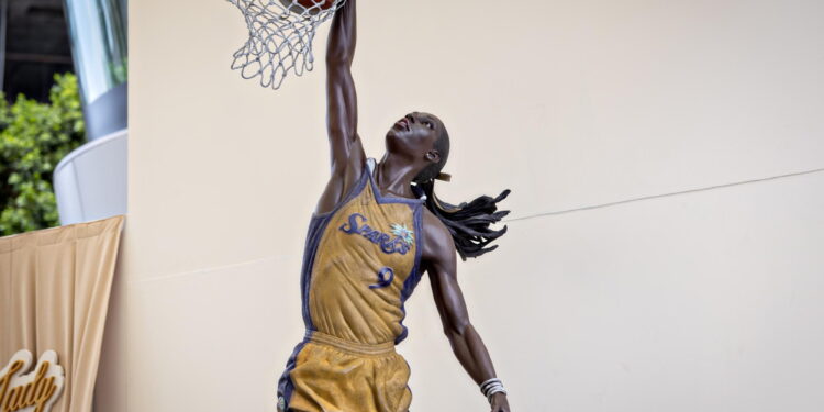Lisa Leslie hace historia y recibe una estatua frente al Crypto Arena