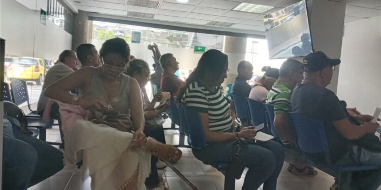 Usuarios de Mutualser denuncian caos en entrega de medicamentos en punto de Audifarma