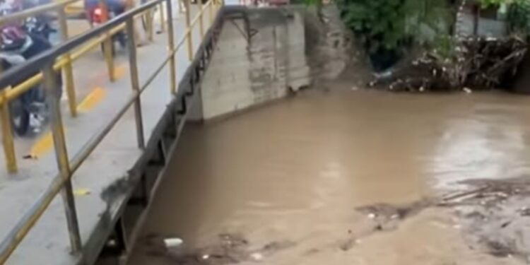 Fuerte aguacero provoca inundaciones y emergencias en varios barrios de Santa Marta