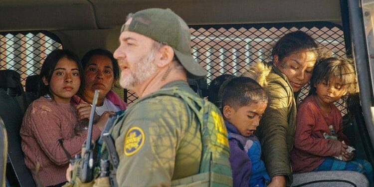 Suprema Corte de EE. UU. permite a Trump continuar deportaciones de migrantes a terceros países