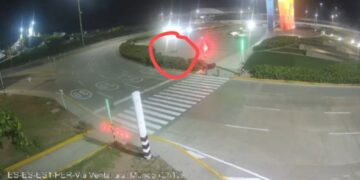 Motociclista salió disparado tras chocar contra bordillo en la rotonda de la Ventana al Mundo