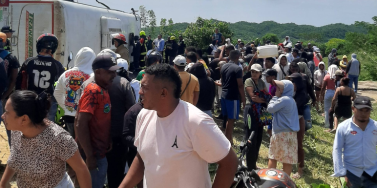 Tragedia en Sucre: bus escolar con decenas de estudiantes chocó contra una volqueta y dejó un muerto