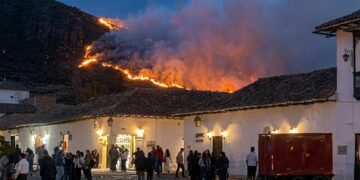 Baja la intensidad del incendio en Villa de Leyva y 350 personas se alistan para combatirlo