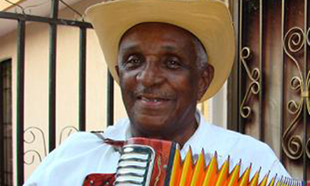 Murió Náfer Durán, una leyenda del vallenato que convirtió su acordeón en memoria y tradición
