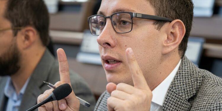 Demandan decreto que permitió a jueces locales frenar decisiones nacionales: buscan tumbar norma que impactó los bombardeos