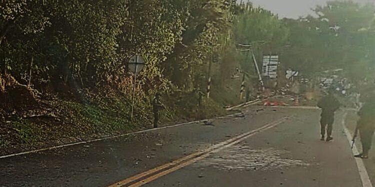 Carro bomba en peaje de El Bordo: Tres civiles heridos y cierre de la vía en el Cauca