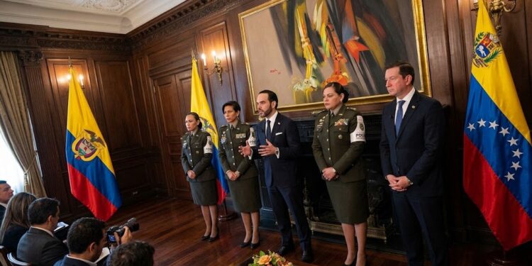 De La Espriella pone a tres mujeres en la cúpula de la Polfa y anuncia ofensiva contra el contrabando