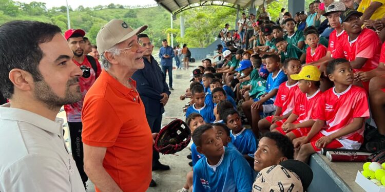 Escuelas de béisbol abren el diamante a 150 niños y niñas del sur del Atlántico