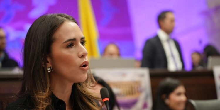 Procuraduría investiga a María Fernanda Carrascal por presunta inducción de una niña a insultar a Petro