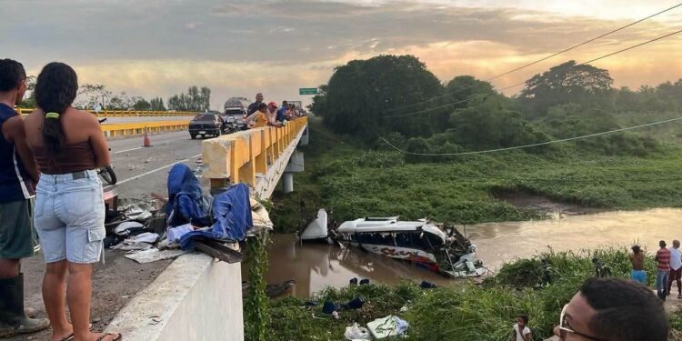 Tragedia en la vía Magdalena-Cesar: bus con músicos de Kabeto Zuleta cayó al río Ariguaní