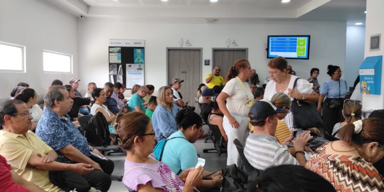 Denuncian aglomeración de pacientes en laboratorio de Sura en Barranquilla: “No hay sillas para mayores ni embarazadas”