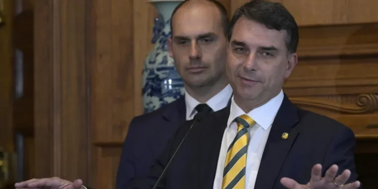 Flávio Bolsonaro habría salido de Brasil rumbo a Estados Unidos pese a una restricción judicial