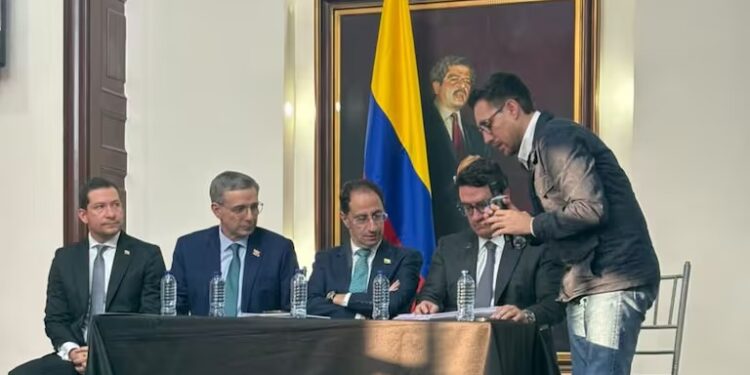 Nuevos impuestos y poderes especiales para De La Espriella: así es la Ley de Rescate Fiscal que llegó al Congreso