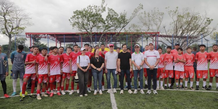 Golea Atlántico enciende la fiesta del fútbol juvenil en el Polideportivo de Polonuevo