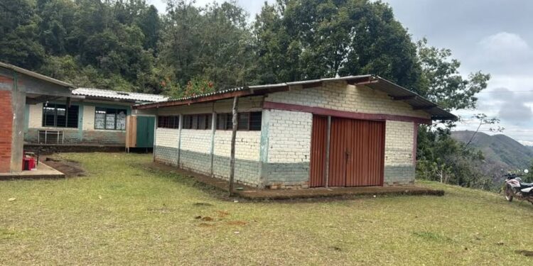 Ejército evita una tragedia en Cauca: destruyen explosivos hallados en una escuela rural de Cajibío