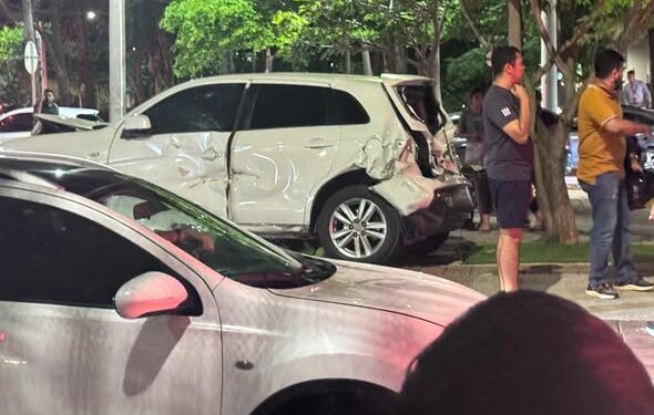 Bus de La Carolina se habría quedado sin frenos y chocó contra varios vehículos en Miramar, Barranquilla