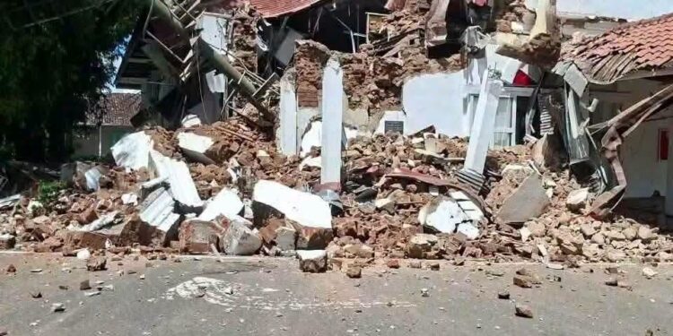 Daños estructurales y evaluación de emergencia en Penonome tras el terremoto de magnitud 7,7 en Panamá