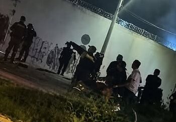 Motín en centro de reclusión de Santa Marta: internos quemaron elementos y habrían intentado escapar