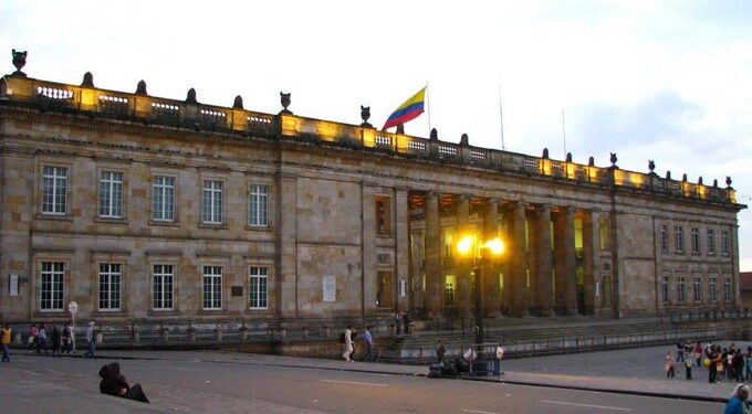 Presupuesto de 2027 cambia de rumbo: recortan $8,4 billones de deuda y aumentan la inversión pública
