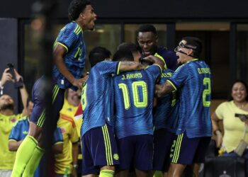 Colombia sacude las dudas y vence 2-0 a Perú con golazos de Samuel Velásquez y Daniel Arcila