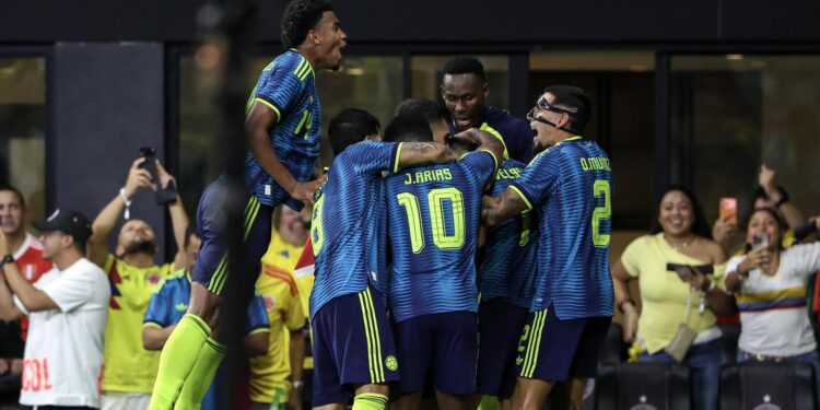 Colombia sacude las dudas y vence 2-0 a Perú con golazos de Samuel Velásquez y Daniel Arcila