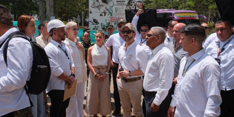 “Paciencia, no resignación”: De La Espriella pide tiempo a damnificados del terremoto y anuncia un billón para la reconstrucción