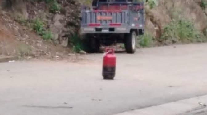 Temor en la vía a El Carmen por cilindro sospechoso con símbolos alusivos al ELN