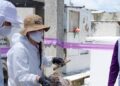 Unidad de Búsqueda de Personas dadas por Desaparecidas (UBDP) adelanta prospección y exhumación de siete cuerpos en el cementerio de Luruaco La intervención humanitaria, enmarcada en el Plan Regional de Búsqueda Canal del Dique y Norte de Bolívar, busca contrastar evidencia forense con nueve solicitudes de búsqueda de familias víctimas del conflicto armado en el departamento del Atlántico. Luruaco (Atlántico), 4 de octubre de 2026. En un esfuerzo por brindar respuestas a los familiares de personas desaparecidas en el marco del conflicto armado interno, el Grupo Territorial de Trabajo (GTT) Atlántico de la Unidad de Búsqueda de Personas dadas por Desaparecidas (UBDP) ejecutó una jornada de prospección, exhumación y recuperación de restos en el cementerio municipal de Luruaco. La diligencia, que se extendió hasta los primeros días de octubre, permitió intervenir siete sitios de interés forense identificados tras investigaciones históricas, revisión de archivos de necropsias médico-legales y recolección de testimonios comunitarios iniciados desde 2025. Cruce de hipótesis, procedimiento técnico y ruta de identificación Contexto territorial y dinámicas del conflicto: De acuerdo con la investigadora de la UBDP, Liliana Rudiño, Luruaco constituye un punto clave en el corredor vial que conecta a Barranquilla con Cartagena y el Norte de Bolívar, por donde se desplazaron víctimas del conflicto que, tras perder la vida en zonas rurales, fueron ingresadas al camposanto local como personas no identificadas (N.N.). Asociación preliminar: La información analizada permitió establecer una relación preliminar entre los siete cuerpos ubicados en bóvedas y sepulturas en tierra con nueve solicitudes formales de búsqueda de familias de la región, cotejando variables básicas de sexo y edad aproximada. Metodología de intervención y protección del hallazgo: El equipo forense, bajo la coordinación técnica de Daniela Zuluaga, implementó excavaciones controladas para fosas en tierra y extracción de restos en bóvedas en estado de vulnerabilidad, logrando la recuperación de estructuras óseas que presentaban diferentes niveles de conservación. Cadena de custodia y análisis en Medicina Legal: Los cuerpos exhumados fueron remitidos al Instituto Nacional de Medicina Legal y Ciencias Forenses y a los Centros de Abordaje Forense Integral para realizar la caracterización antropométrica y las pruebas de ADN correspondientes, con el fin de avanzar hacia eventuales entregas dignas a sus allegados. Esta intervención fortalece las labores de la Ruta Buscadora en el departamento del Atlántico, reafirmando la función humanitaria de la UBDP para esclarecer el paradero de los desaparecidos en el territorio nacional.