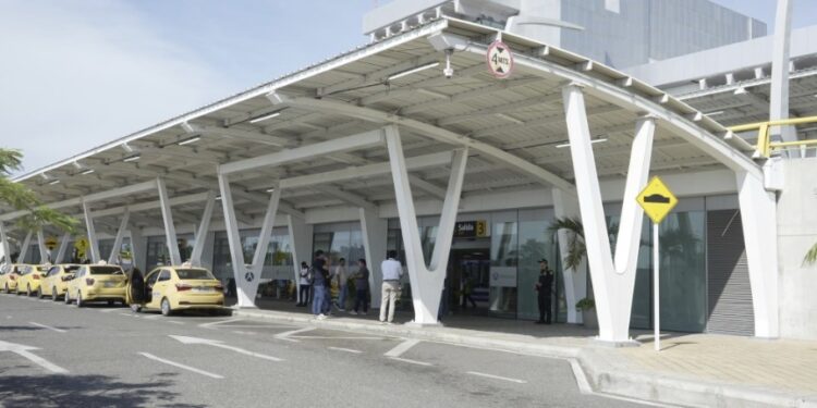 Distrito de Barranquilla asume la operación del lado tierra del Aeropuerto Ernesto Cortissoz tras firma de convenio con la Nación