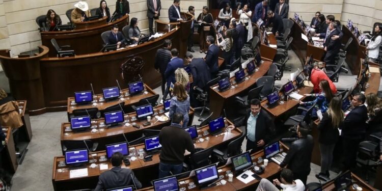 Polémica en el Congreso por suspensión de plenarias durante la semana de receso escolar