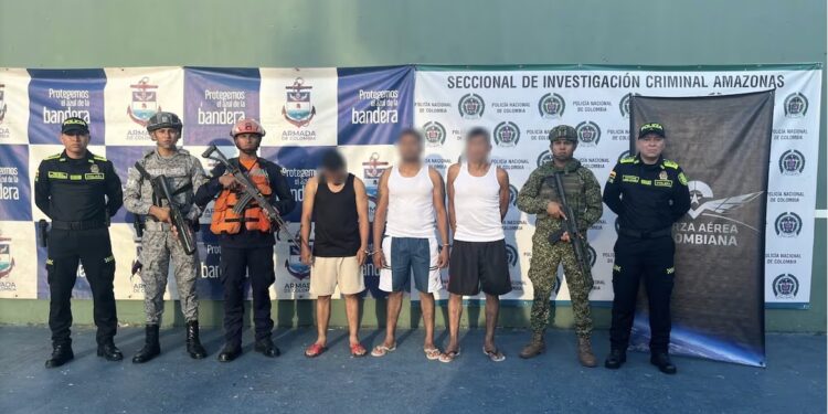 Armada Nacional captura a tres presuntos integrantes de los Comandos de Frontera en el Amazonas con $200 millones en efectivo
