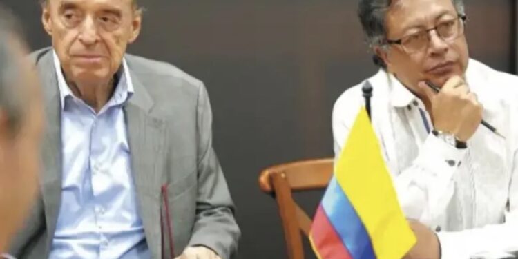 Excanciller Álvaro Leyva radica documentos ante la Embajada de Estados Unidos por señalamientos contra Gustavo Petro