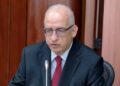 Gerente del Banco de la República señala que el aumento del salario mínimo y el déficit fiscal encarecieron el dólar y reactivaron la inflación