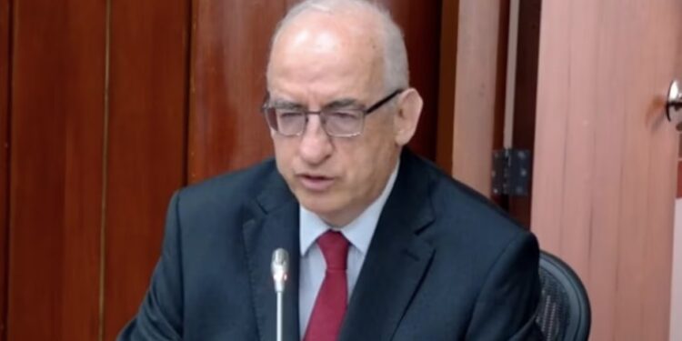 Gerente del Banco de la República señala que el aumento del salario mínimo y el déficit fiscal encarecieron el dólar y reactivaron la inflación