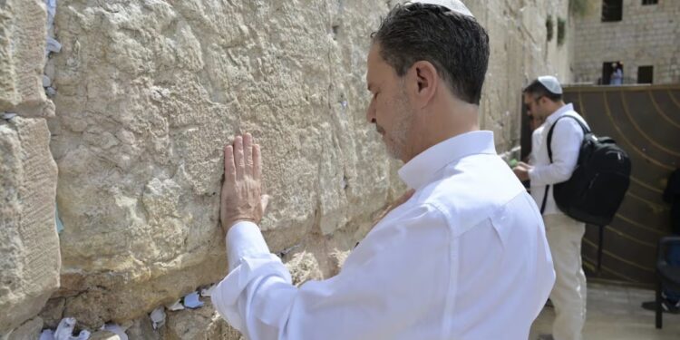 Canciller Omar Bula califica como «el momento más sublime» de su vida su visita al Muro de los Lamentos en Jerusalén